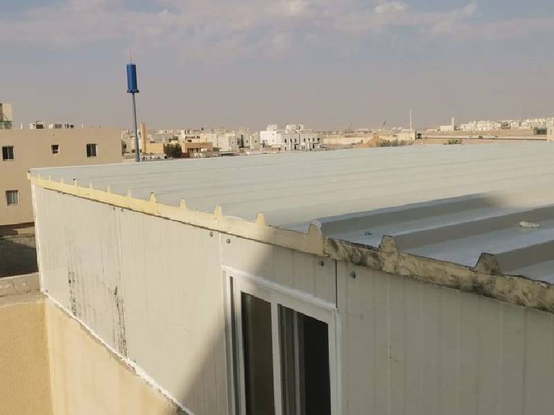 النخبة الحديث للمقاولات العامة | إنشاء الهناجر والمستودعات | مقارنة شاملة: ساندوتش بانل الصوف الصخري مقابل البولي يوريثان ساندوتش بانل الصوف الصخري