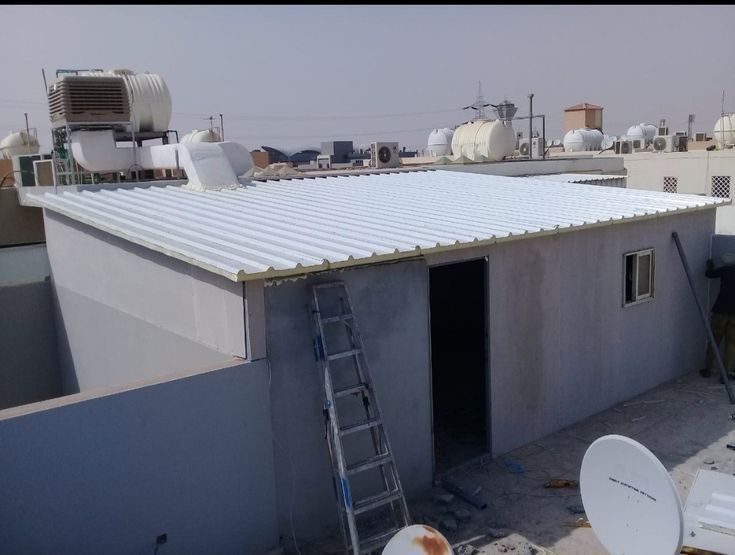 النخبة الحديث للمقاولات العامة | إنشاء الهناجر والمستودعات | الفرق بين أنواع الساندويش بانل وكيف أختار الساندوتش بانل المناسب؟ الفرق بين أنواع الساندويش بانل